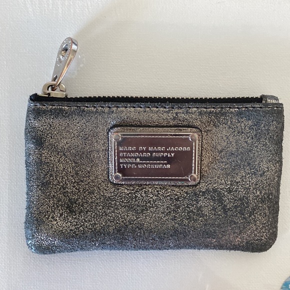 Pre-loved Marc by Marc Jacobs Metalic Siver Leather Purse - Picture 2 of 15